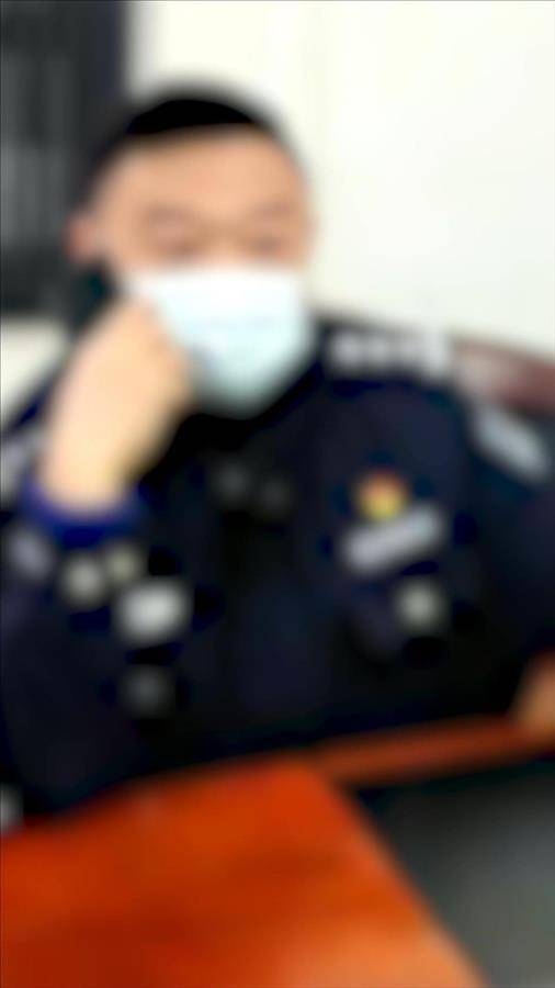 华为手机QQ怎么建群
:民警接到“+00”开头的电话，三连“灵魂拷问”喝退骗子